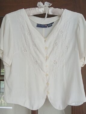Nikki Saggaro 100% Rayon from India  Cream-White Embroidered Blouse